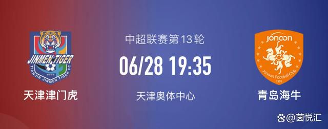 “水果姐”特意从国外赶来探班，深夜手挽精灵王子的胳膊从公寓外走出，身穿情侣白T大秀热辣身材，感情十足甜腻。