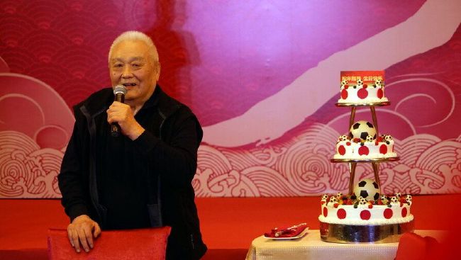 在新闻发布会上，他化身为陈医生，给歌迷现场“看病”。
