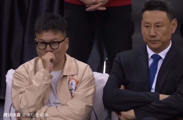 比如那位夹着笔记本电脑、全身心投入工作的程序员，即便身处充满灵异现象的环境，也因高度紧张焦虑的工作状态而对周围的恐怖场景浑然不觉。