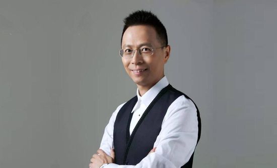 制片人Andrew van den Houten带着众多啦啦队美女助阵。