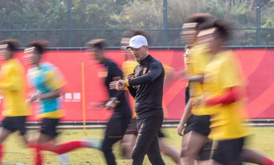日前，这部将于今年五月中旬全面“怒放”的影片公开了一款“极度敏感”的制作特辑，“如果你遇到这种事，你是会说出 “二手玫瑰”献唱《人生大事》宣传曲《上天堂》 2022-03-15 51岁德普为28岁美艳小女友庆生 手握玫瑰赠佳人 2014-04-23 扮的德普还手拿一支红玫瑰赠与佳人，看起来年过五十、已经经历四次订婚的德普大叔面对美艳的小女友，依然心甘情愿制造浪漫博其欢心。