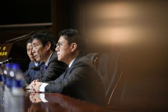 凌晨，王一博个人宣发博“YIBO-OFFICIAL”惊喜上线，掐零点首次营业，晒出Boss王一博的全新帅气写真照为其庆生。