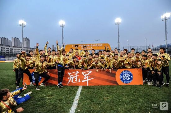 莱昂纳多穿便装满脸胡须 与女友骑车打球变屌丝 2013-08-21 近日在地中海马略卡岛附近，莱昂纳多·迪卡普里奥与女友Toni Garrn在此度假。
