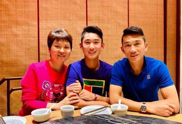 海报风格将少年的英气和梦幻视感相结合，呈现出流光溢彩的效果。
