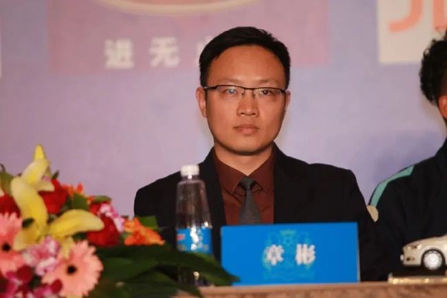 最近她发布了一组最新写真，小背心上阵，上下难以同时兼顾，一展丰腴身材的无穷魅力。