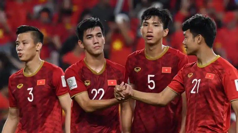 歌手周笔畅深情演绎《再回首》，带领观众重温上合组织国家电影的经典光影瞬间。