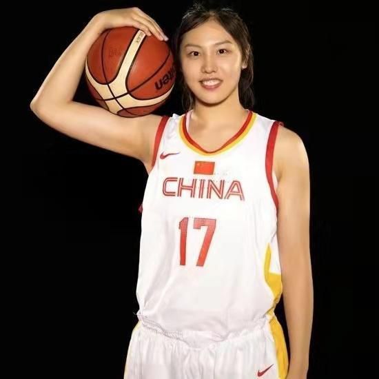 海报聚焦角色之间的宿命交锋，以极具视觉冲击的构图与颜色对比展现出格斗大.