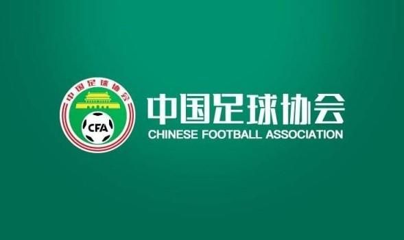 当天，拉米解锁了戏中的全新造型，一身酒红色西服套装加上金丝框眼镜，儒雅又有绅士风范。