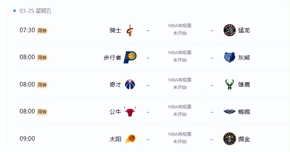 品牌代言人周迅身着经典款斜纹软呢连衣裙现身，大方秀出美腿，尽显成熟气质。