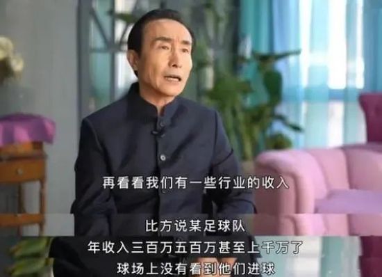 在室外场景的拍摄中，张艺谋则将镜头转向城市建筑和现代科技。