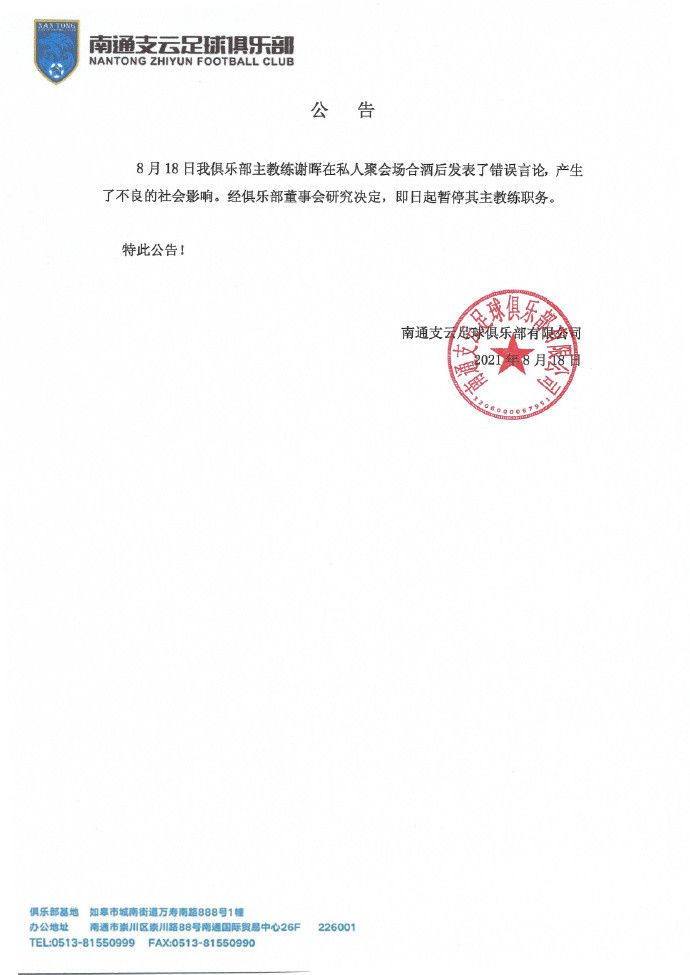凯拉身穿蓬蓬纱连身裙，如同洋娃娃一般美丽，和她英俊帅气的丈夫一起，俊男靓女十分养眼。