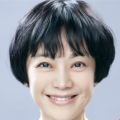 几位片中主角以剪影出现在海报中，并以“圣斗士们，现在在家。