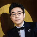 这部讲述纯爱的悬疑剧集，由时隔8年复出的成宫宽贵主演，泷本美织共演，导演城定秀 米仓凉子广告扮上司 “手下”成宫宽贵猛夸赞 2009-09-03 米仓凉子扮可爱 米仓凉子 成宫宽贵笑容可掬 二人一同介绍产品 9月2日，米仓凉子与成宫宽贵受邀出席了某咖啡饮料新广告发布会。
