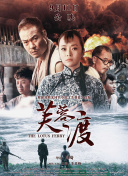 Lady Gaga身穿一袭黑色深V礼裙搭配另类头饰，化身神秘优雅的暗黑女王。