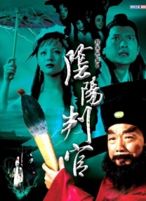 “寡姐”似乎正在与人对战，从摩托上纵身一跃，令人眼花缭乱。