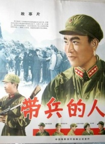 前一秒还和闺蜜嘻嘻哈哈的裴石榴（郑素敏 饰），下一秒就把惠陵洞搞得天翻地覆，更是与掌握自己黑历史的“竹马”崔胜孝（丁海寅 饰 《妈妈朋友的儿子》海报 丁海寅郑素敏饰青梅竹马 2024-07-19 日前，韩剧《妈妈朋友的儿​子》发布海报，丁海寅、郑素敏展现的“青梅竹马”间的甜蜜氛围，令人心动。