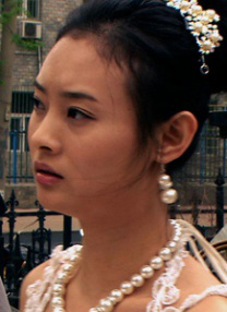 “吸血女”妮娜·杜波夫（Nina 安妮斯顿亮相《母亲节》首映 罗伯茨白西服潇洒 2016-04-14 好莱坞当地时间4月13日，安妮斯顿出席《母亲节》首映。