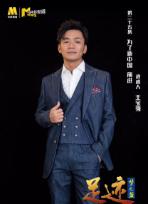 麦当娜·西科尼（Madonna Ciccone）橙色休闲裤配黑衣毛领大衣，劲歌热舞high翻全场。