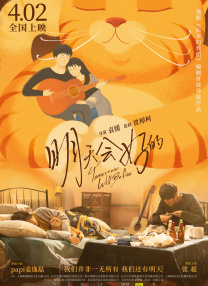 朱莉一身休闲打扮半裸纹身美背，并与影片工作人员交流拍摄细节。