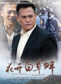 因为还在守孝期，两人都穿着素衣。