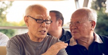 罗伯特·奥特曼是美国电影史上最具反叛精神的导演之一，以颠覆好莱坞传统叙事和类型片著称。
