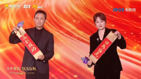 《孤独星球》首曝预告 劳拉·邓恩和锤弟擦出爱火 2024-09-14 9月13日，由劳拉·邓恩、“锤弟”利亚姆·海姆斯沃斯主演的爱情片《孤独星球》（Lonely Planet）首曝预告，影片将在人际关系中探索身份和自我价值。