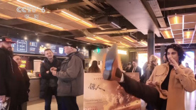 成龙彭昱畅《过家家》曝MV 温暖演绎莫文蔚经典 2026-01-04 近日，正在全国热映的电影《过家家》，正式发布由莫文蔚温暖演绎的影片主题曲《这世界那么多人》MV。