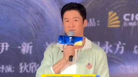 黄晓明与绯闻划清界线 活动现场开心微笑玩自拍 2013-12-26 上海，12月26日，第四届明星公民启动仪式举行。